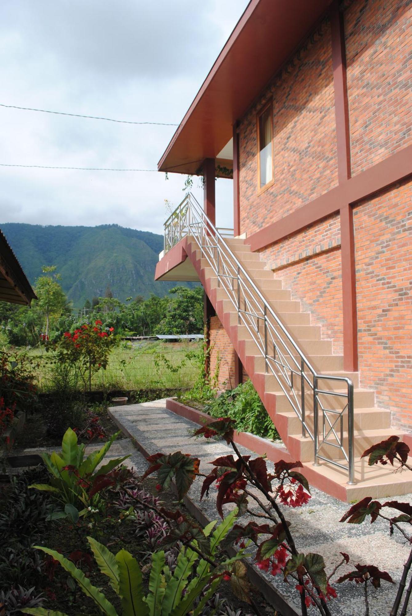 Toba Village Inn Tuk Tuk Exterior photo